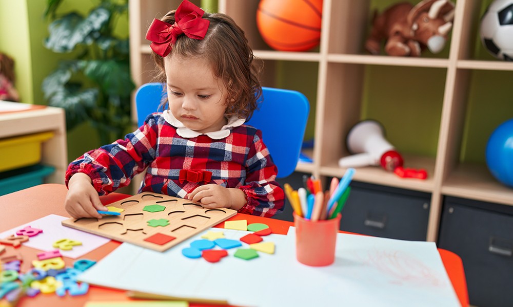 How Enrichment Classes Help Toddlers Get Comfortable Around New Faces
